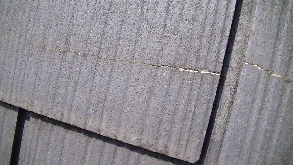 築7年で屋根材が割れていた家